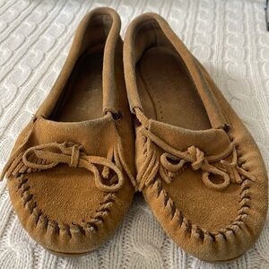 Women’s sz 10 Minnetonka suede leather moccasins. Rubber sole fringe tie details